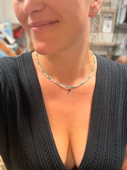 Die blaue Lagune III - Stahlseilkette mit Silberelementen, Glasperlen und Türkisen