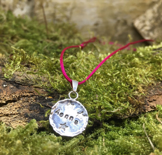 Individueller Namensanhänger mit Band Handarbeit Silber Geburtsgeschenk Taufe