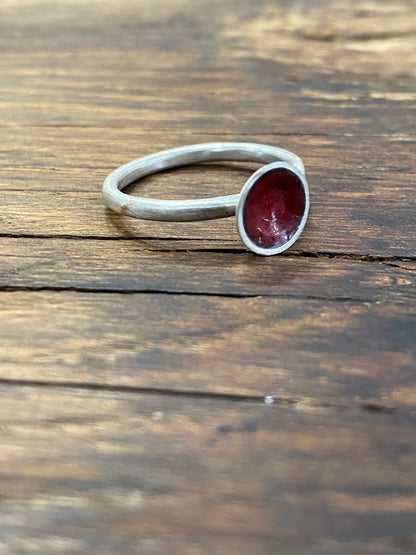 Silberner Ring mit dunkelrotem Emaille